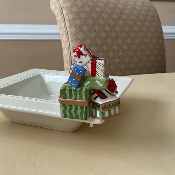 Santa With Pile of Gifts Platter Decoration 🎁 - Picture 3 of 6